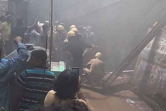 Indijoje įgriuvus viadukui įstrigo dešimtys žmonių, bent 3 žuvo