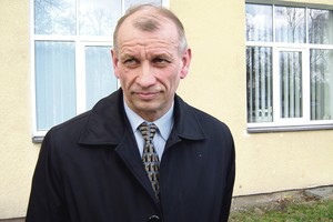 Gimnazija ūžia nuo kalbų apie direktoriaus meilės romaną