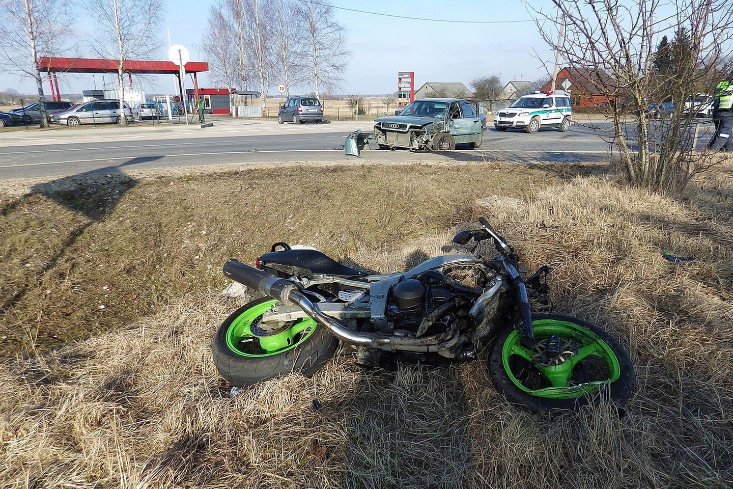Neregistruotą motociklą be teisių vairavęs paauglys išgyveno, tačiau kartu važiavęs draugas mirė ligoninėje.<br>Telšių apskr. VPK nuotr.