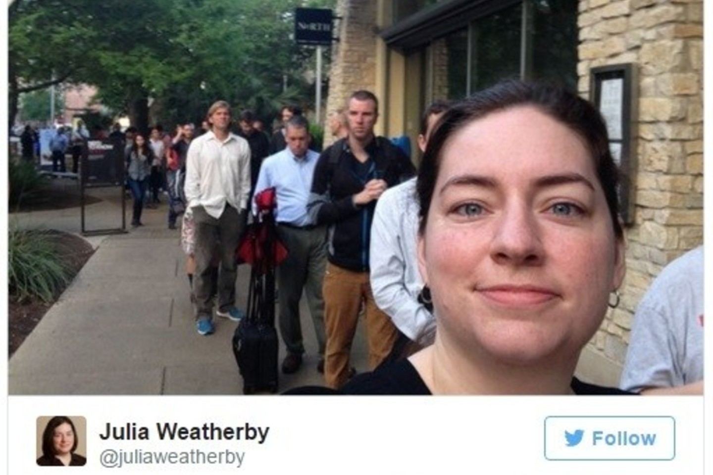Gausybė žmonių pasidalijo savo asmenukėmis milžiniškose eilėse.<br>Twitter ekrano nuotr.