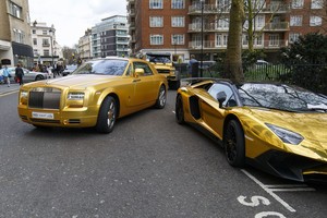 Milijardierius dėl 4 auksinių superautomobilių spjovė į įstatymą