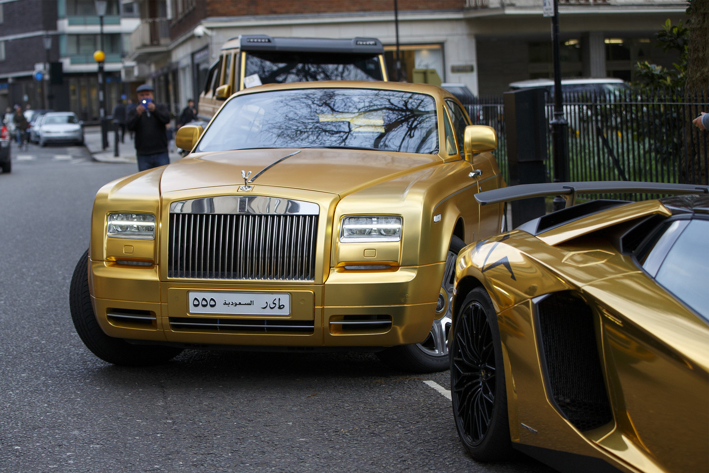 Auksiniai Saudo Arabijos milijardieriaus automobiliai nustebino net visko mačiusius londoniečius.<br>VidaPress nuotr.
