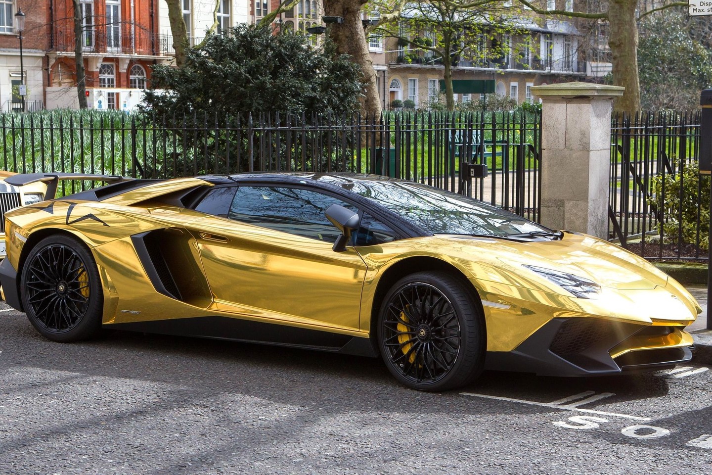 Auksiniai Saudo Arabijos milijardieriaus automobiliai nustebino net visko mačiusius londoniečius.<br>VidaPress nuotr.