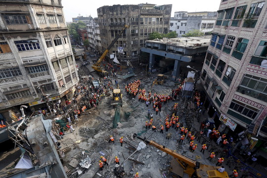 Indijoje po viaduko griūties auga aukų skaičius