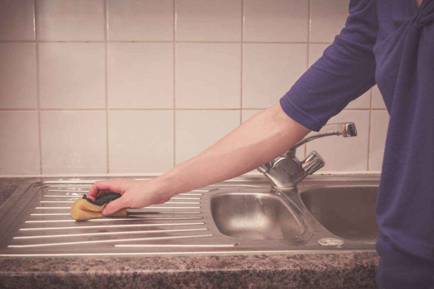 Priemonė, padėsianti lengvai iššveisti kriauklę, greičiausiai slypi jūsų virtuvės spintelėje.<br>123rf nuotr.