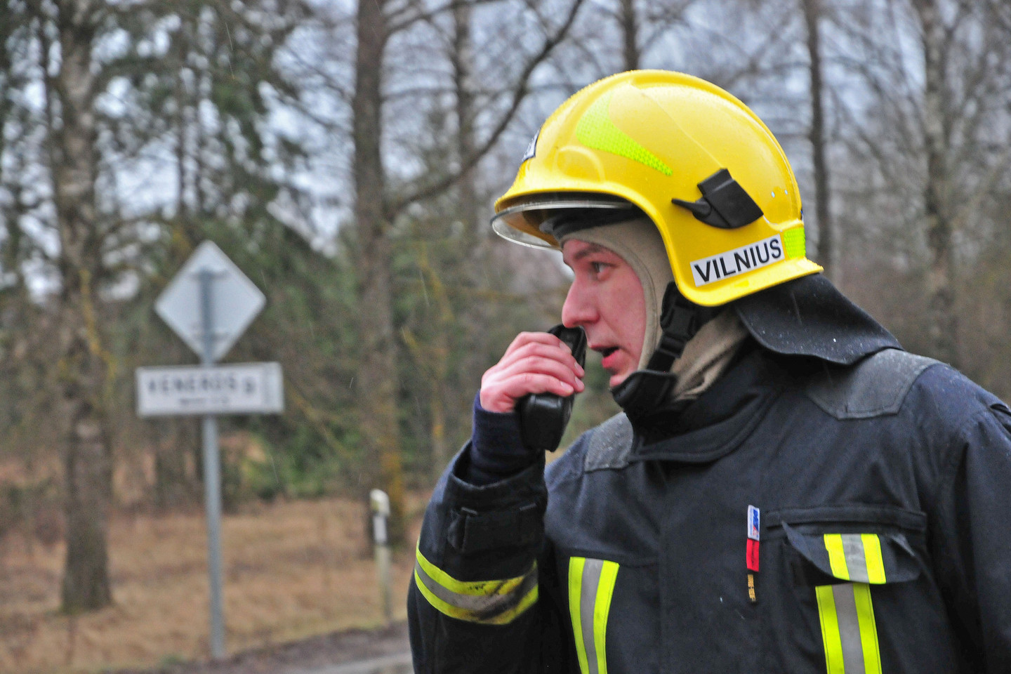 Vilniuje užsiliepsnojo medinis apleistas namas.