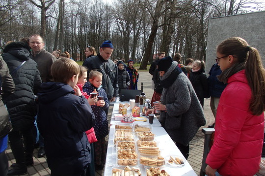 Vykdomi pirklio priesakai:žmonės vaišinami arbata ir sausainiais