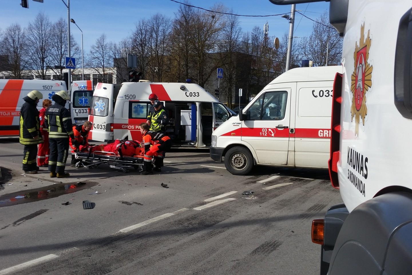 Kaune BMW taranavo greitąją, 4 žmonės sužeisti.