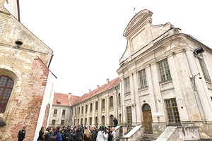 Po Vilnių gidai vedžios ir BBC serialo „Karas ir taika“ keliais