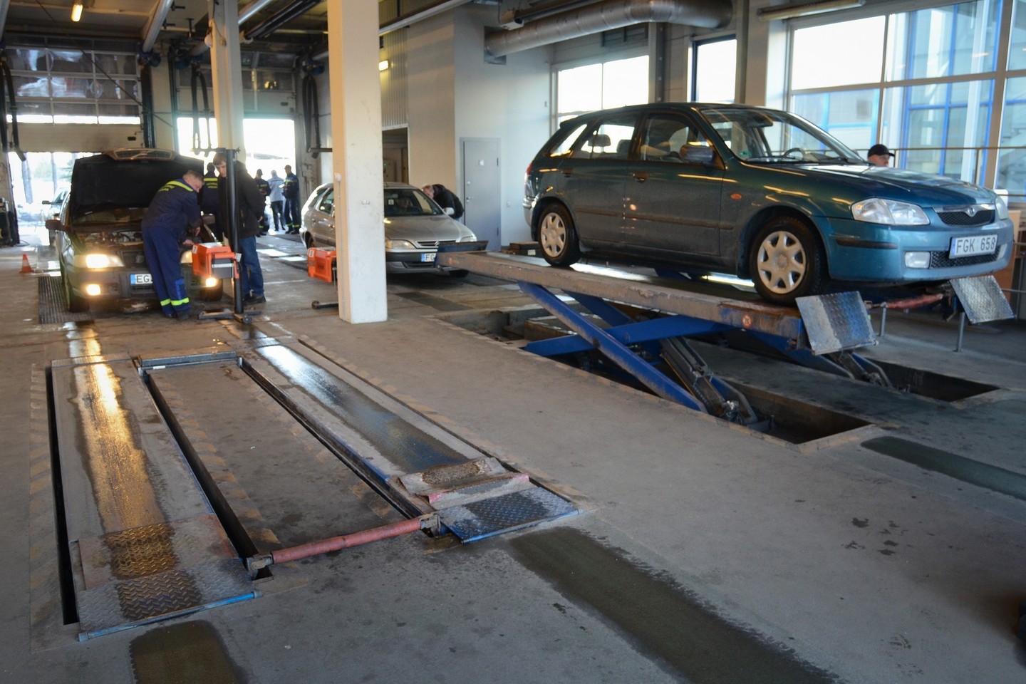 Bijodami sugadinti klientų automobilius techninių apžiūrų specialistai maksimalius sūkius stebi itin akylai.<br>Domanto Umbraso nuotr.
