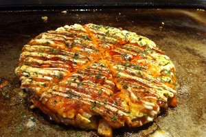 Pasaulį užkariauja japoniška pica. Išsikepkite ją ir jūs