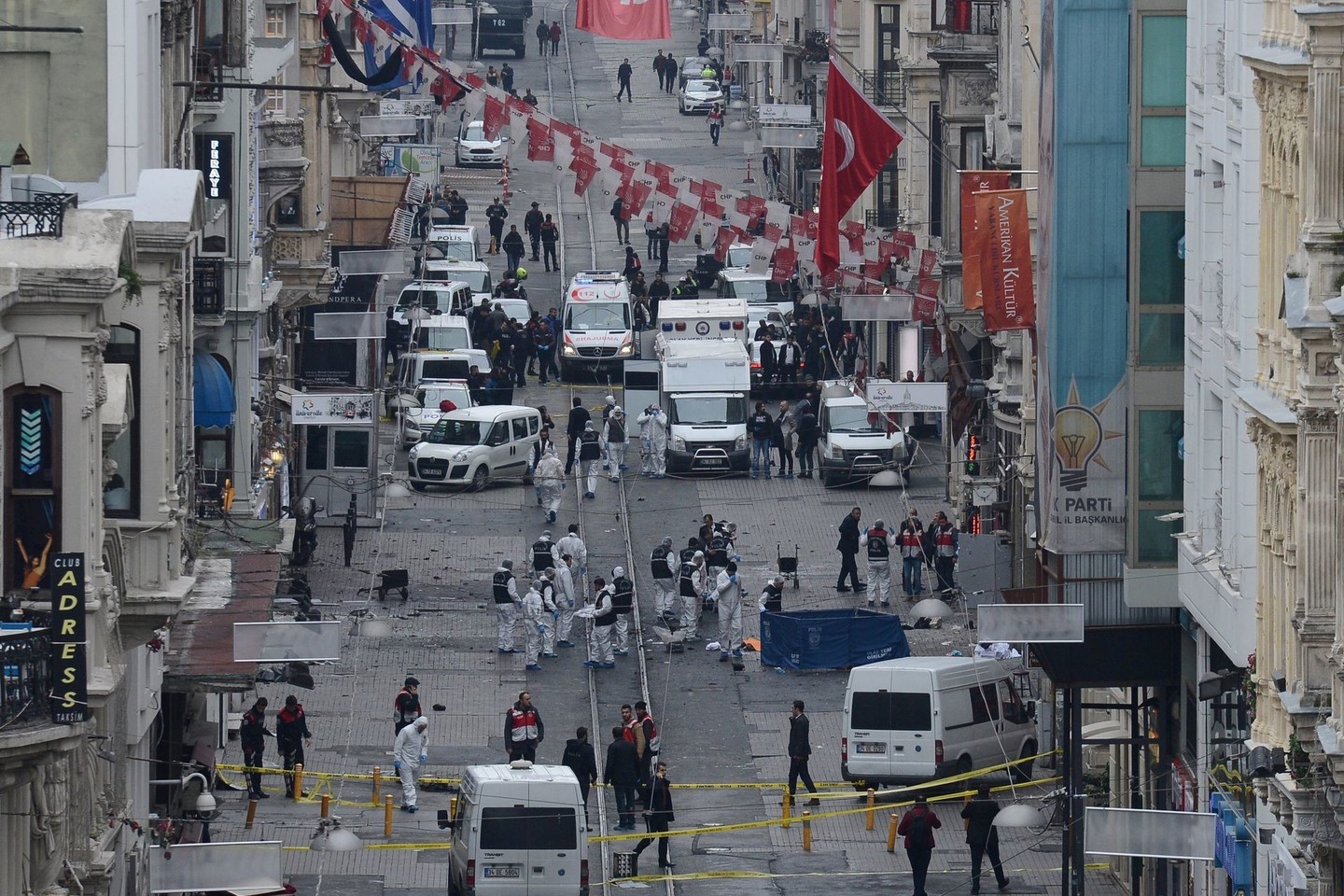 Turkijoje padaugėjo teroro išpuolių. Nuotrauka daryta kovo 19-ąją po sprogimo Stambule.