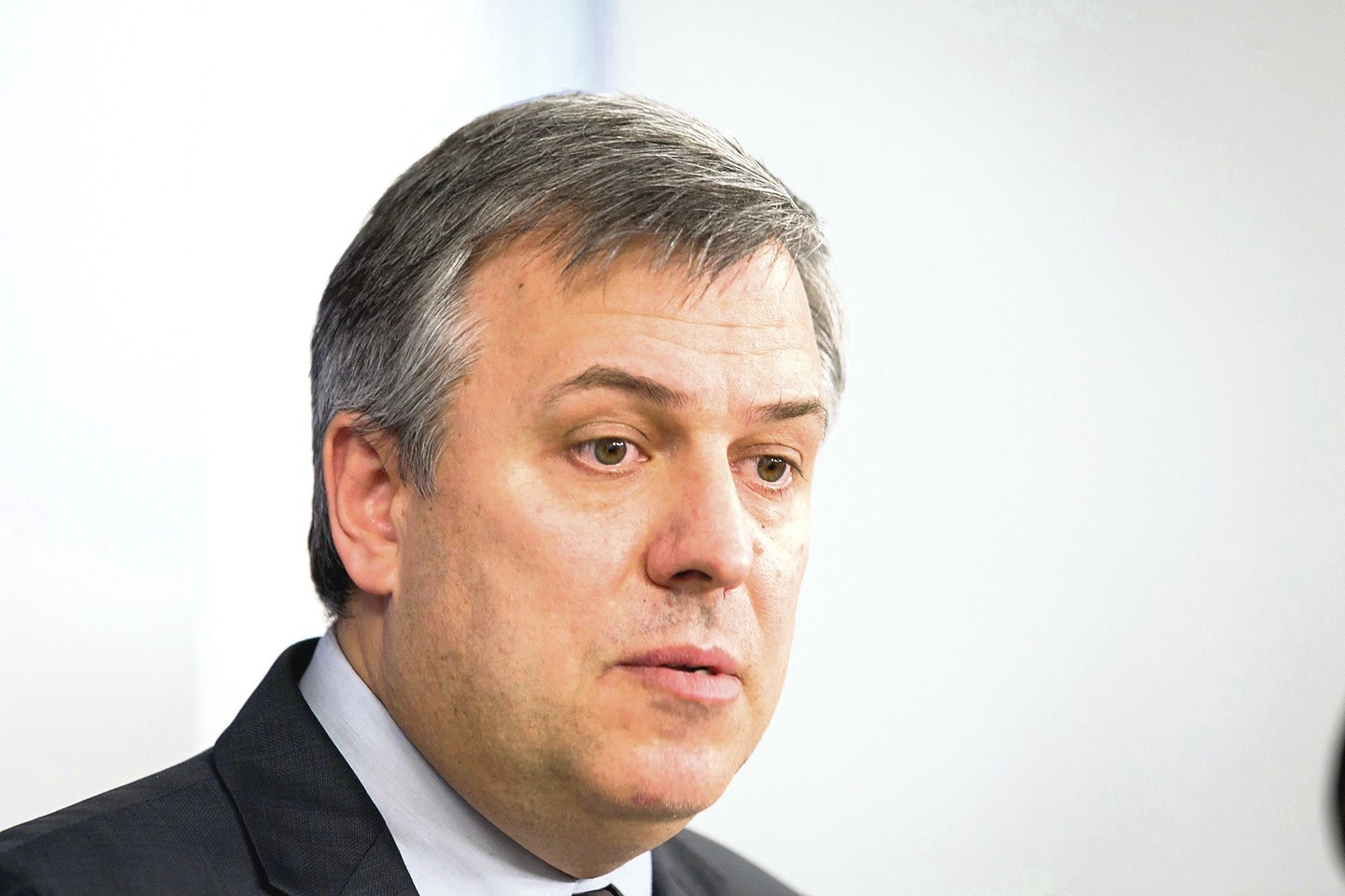 Nors I.Mikelionis turėjo įtakingų užtarėjų, jo karjeros kreivė smigo žemyn.