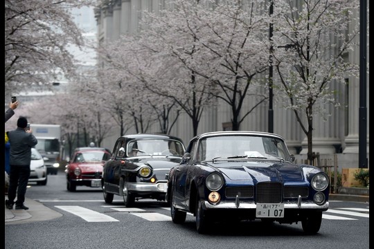 Senovinių automobilių mėgėjai parodė japonams savo turtą.<br>AFP/Scanpix nuotr.