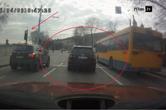 Per raudoną pajudėjęs „Subaru“ važiavo tiesiai į žmones