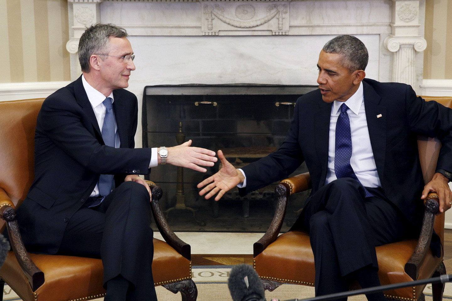 JAV prezidentas Barackas Obama ir NATO generalinis sekretorius Jensas Stoltenbergas pirmadienį sakė, kad NATO galėtų padėti Libijai atremti „Islamo valstybės“ (IV) kovotojus bei treniruoti ir pagelbėti kovoje su grupuote sausumos kariams Irake, Jordanijoje ir bet kur kitur.