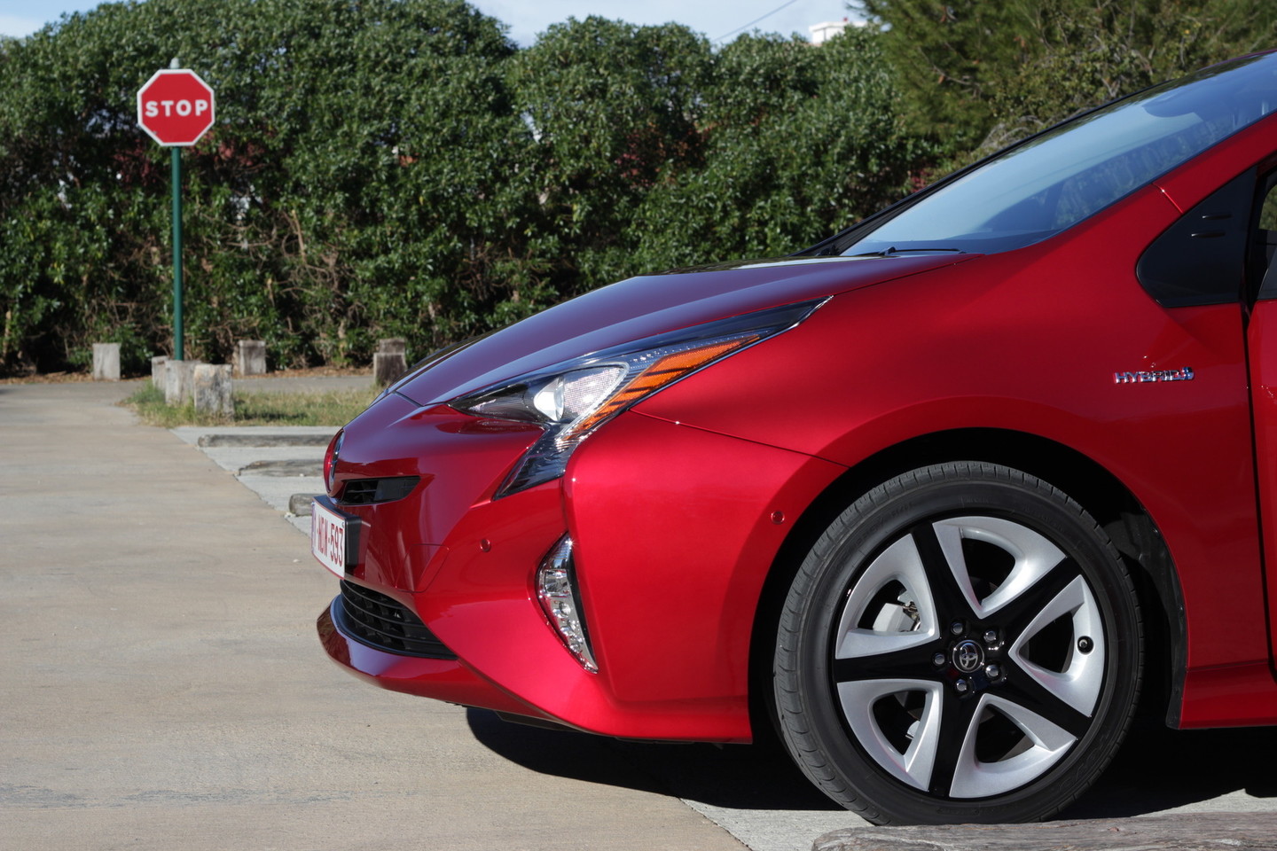 Naujasis „Toyota Prius“ savo išvaizda patraukia labai daug žvilgsnių.<br>I.Steponėnės nuotr.