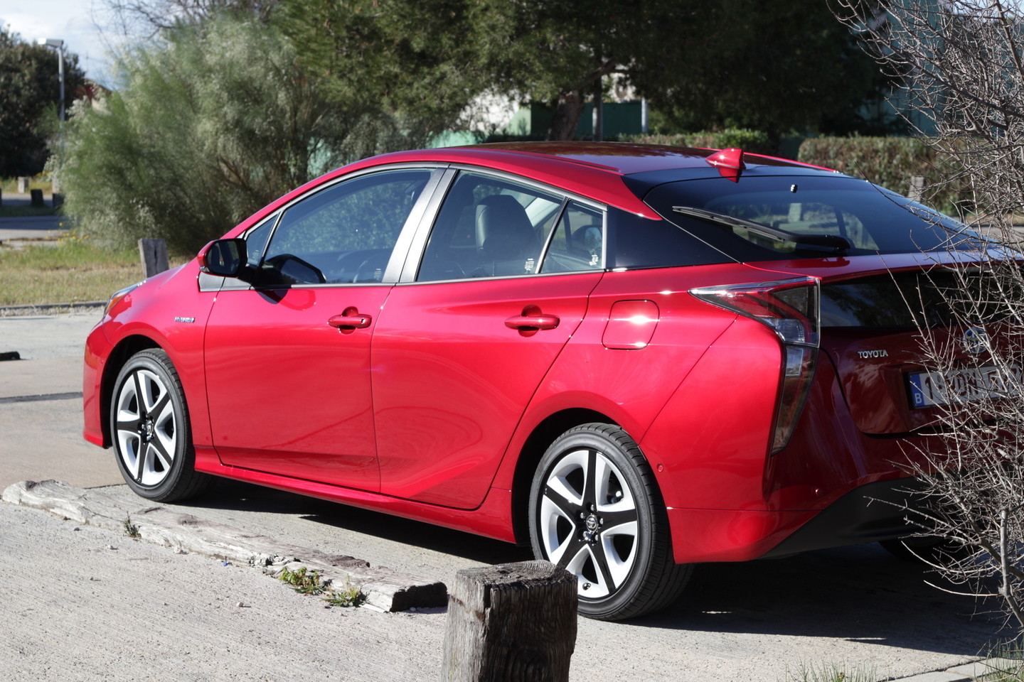 Naujasis „Toyota Prius“ savo išvaizda patraukia labai daug žvilgsnių.<br>I.Steponėnės nuotr.