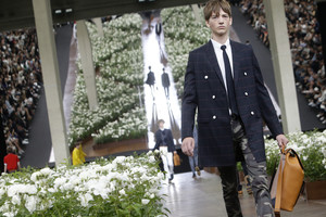 Madingo vyro aksesuarai: didelis krepšys ir siauras kaklaraištis