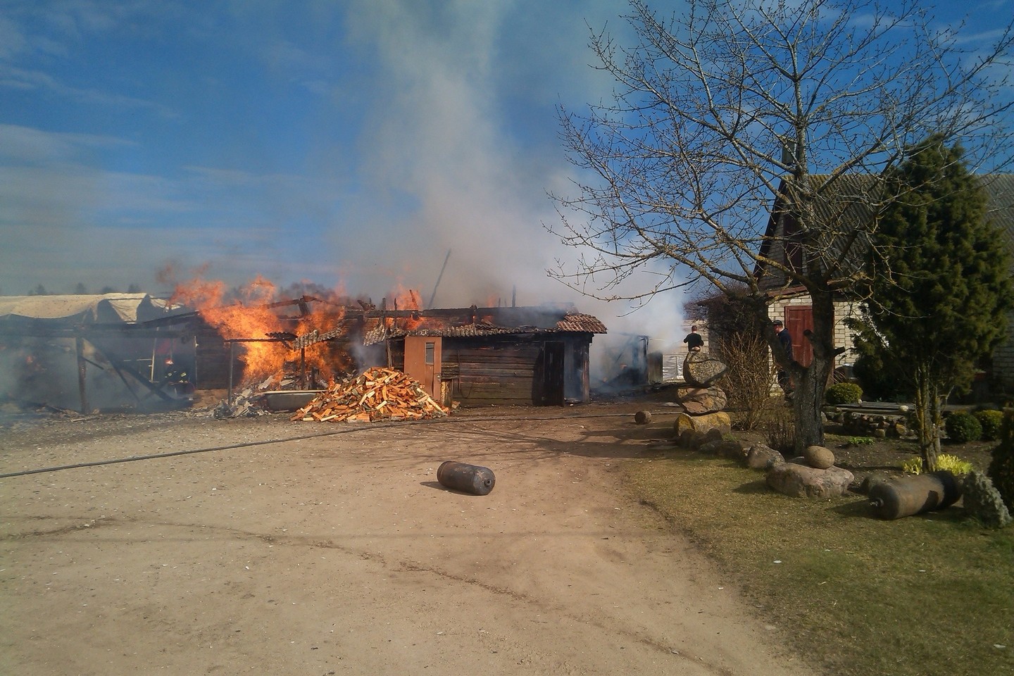 Telšių rajone liepsnojo ūkis.