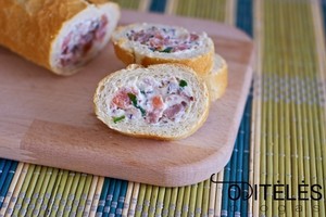 Gardžių užkandžių stalui – lašiša įdarytas prancūziškas batonas