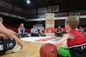 Kovoti prieš smurtą sirgaliai mokosi kartu su krepšininkais