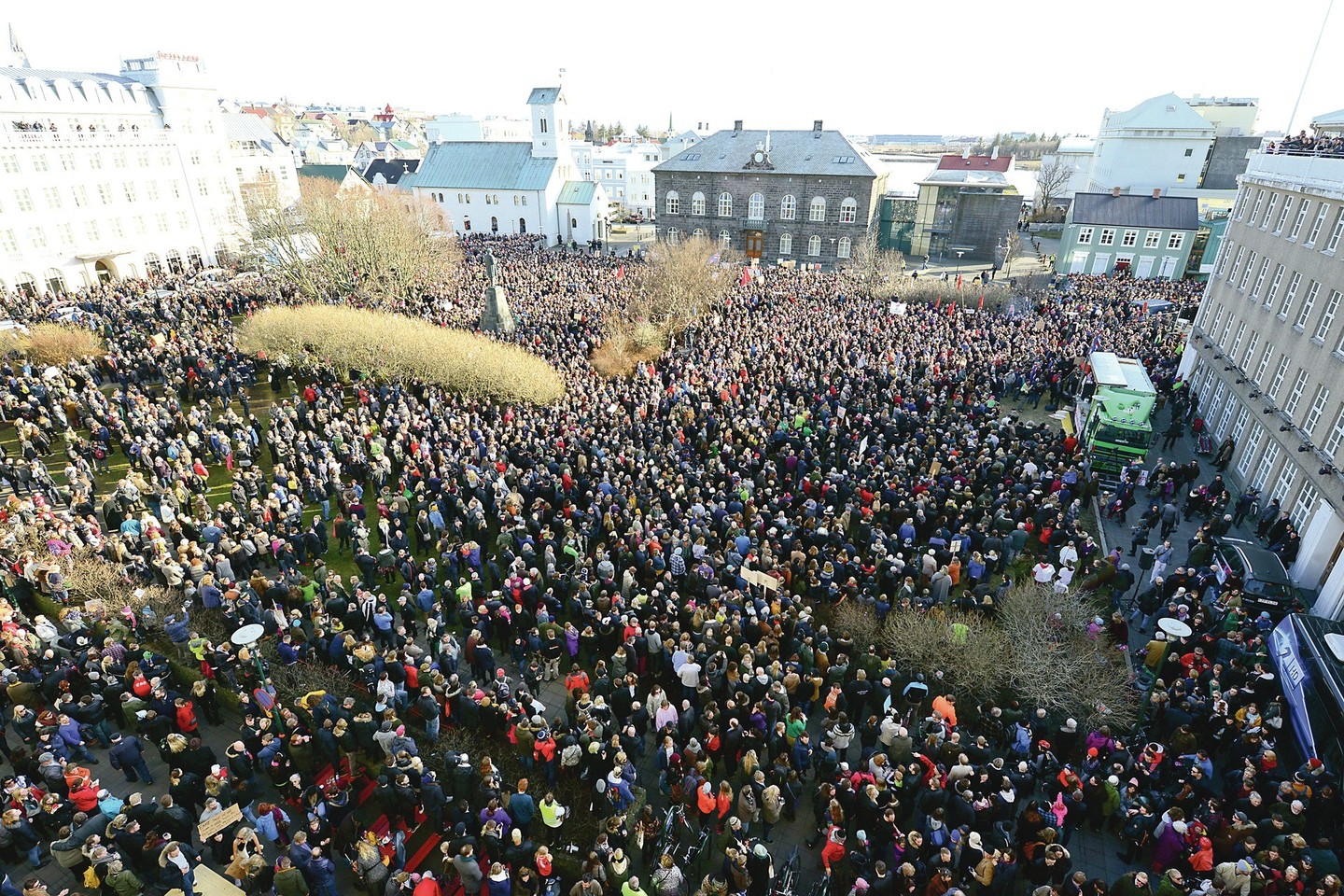 Prie parlamento Reikjavike susirinko daugiau nei 20 tūkstančių premjero slapukavimu pasipiktinusių islandų.<br>„Reuters“/„Scanpix“ nuotr.