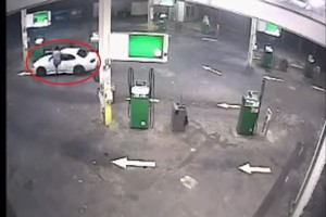 Bandydamas atkovoti automobilį vaikinas pasielgė kaip nindzė