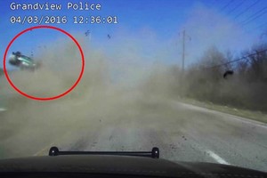 Pareigūnas įamžino šiurpų visureigio suktuką ore