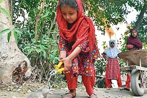 Peraugusios žiurkės Pakistane aukų tyko naktimis