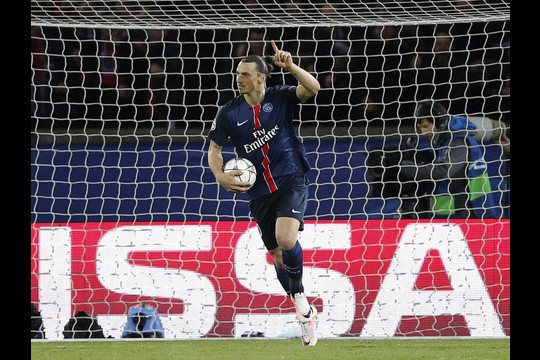 Zlatanas Ibrahimovičius neįmušė 11 metrų baudinio, tačiau klaidą ištaisė vėliau – pataikė į vartus.<br>AP nuotr.