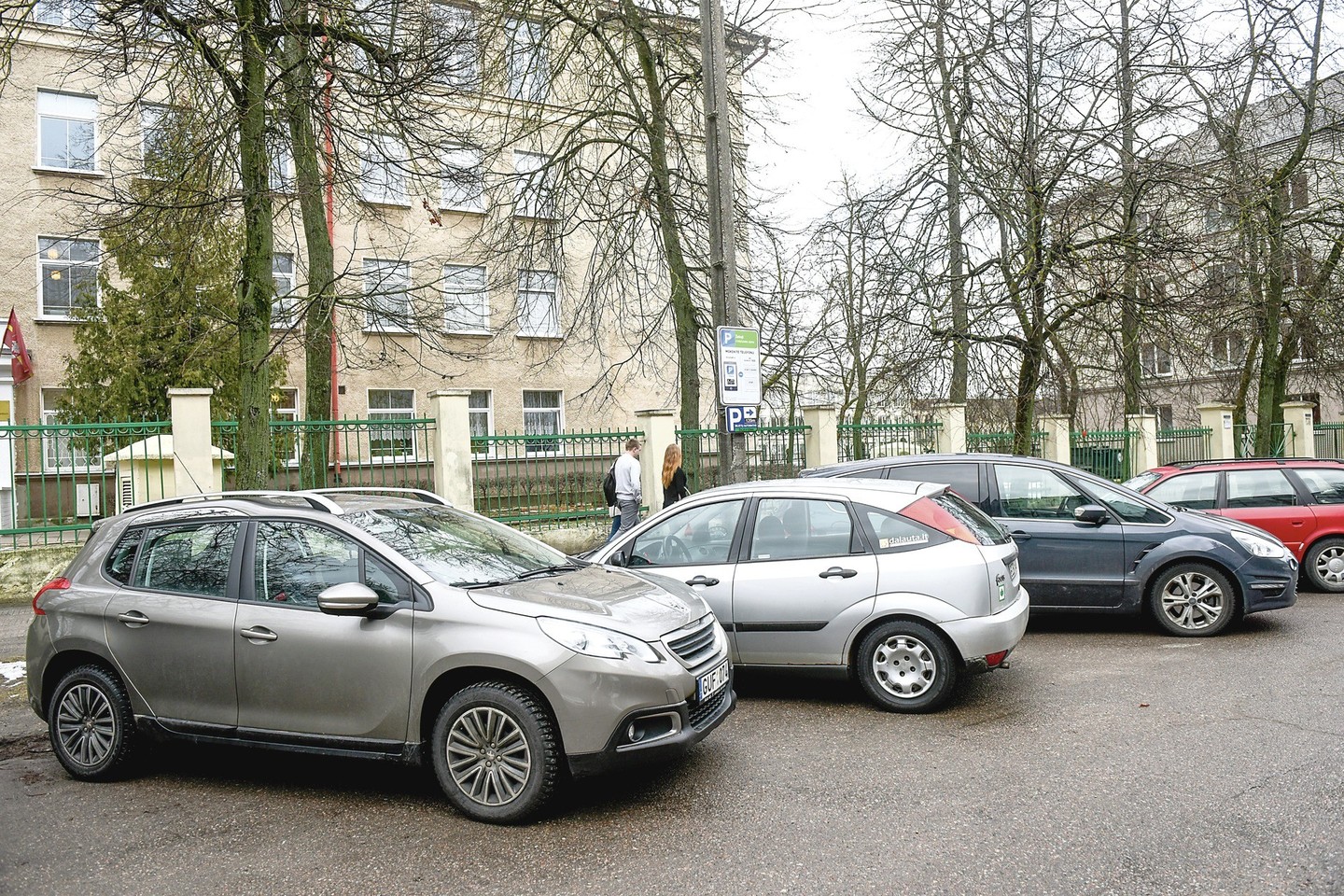 Mokestis už mašinų stovėjimą Statybininkų gatvėje renkamas jau savaitę.