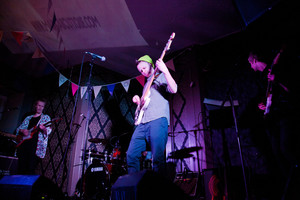 Grupė „Garbanotas bosistas“ pelnė apdovanojimą Taline