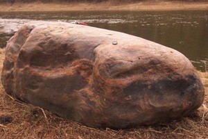Ledonešio išdaiga Neries pakrantėje – įspūdingas riedulys