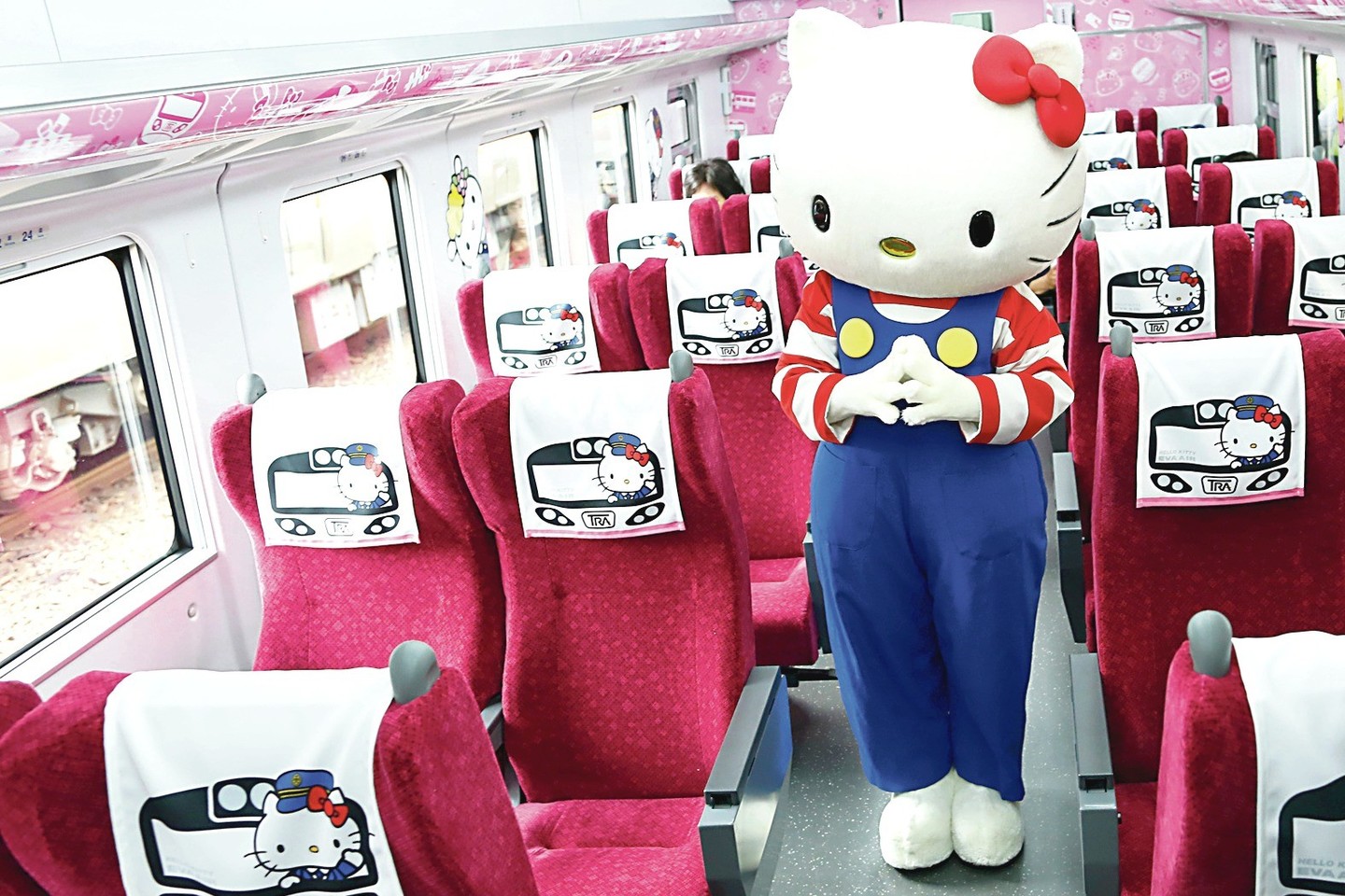 Animacinio filmuko „Hello Kitty“ veikėjos atvaizdu papuoštas traukinys skirtas turistams vilioti, tačiau atsilaikyti negali ir Taivano gyventojai. Jie metė visus darbus, kad išbandytų linksmąjį traukinį.