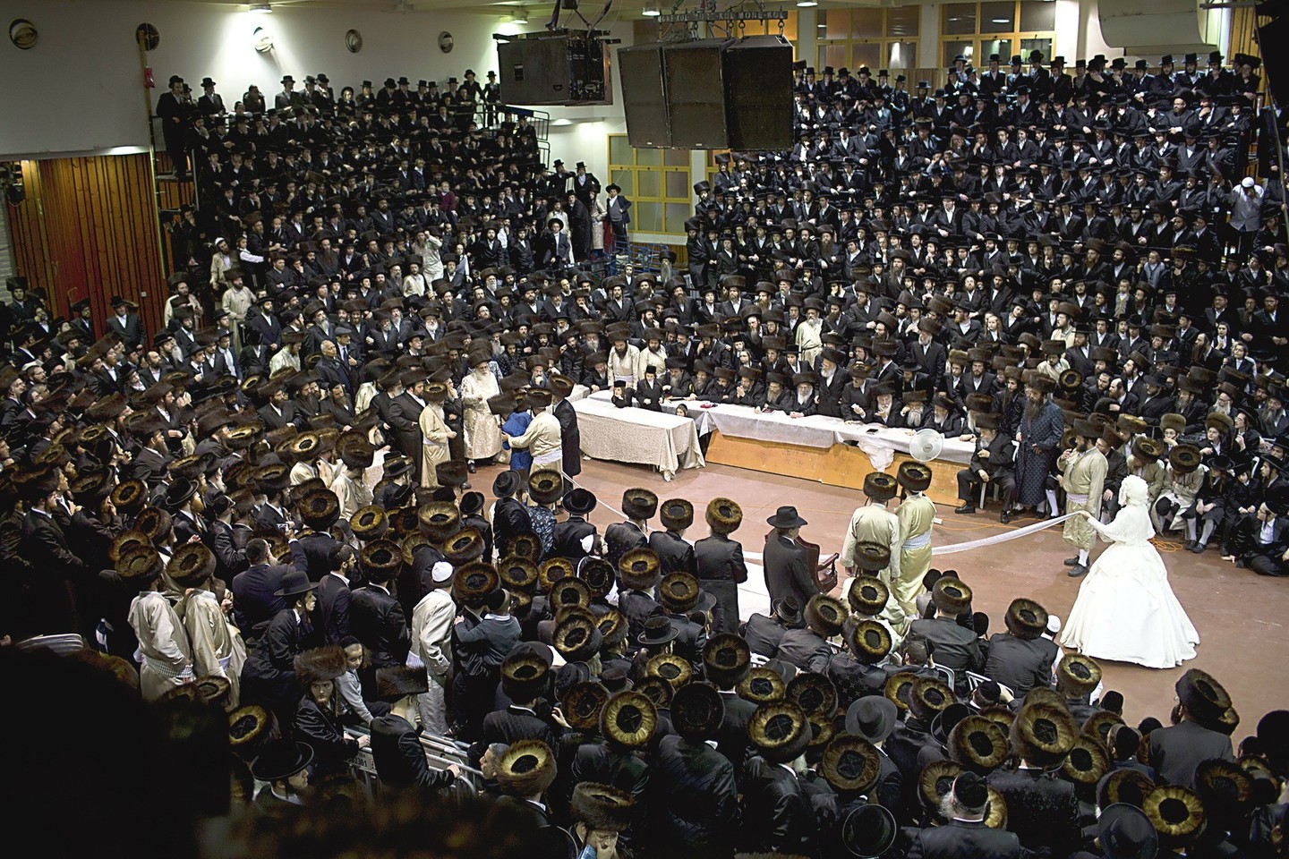 Iškilmingoje žydų ultraortodoksų tuoktuvių ceremonijoje dalyvavo tūkstančiai svečių, o puota vyko septynias dienas.<br>AP nuotr.