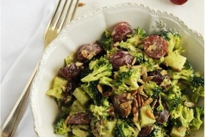 Brokolių salotos patiks visiems, kurie siekia sulieknėti