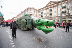 Fizikų dienos į Vilniaus centrą vėl išvedė žaliąjį dinozaurą