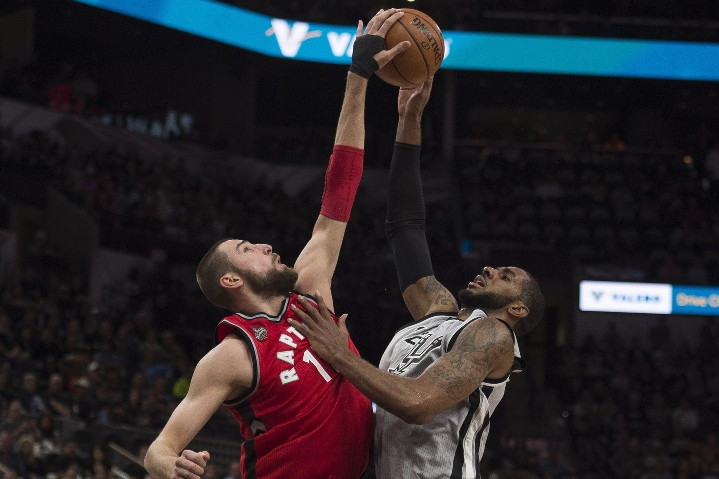 J.Valančiūnas blokuoja „San Antonio Spurs“ puolėjo LaMarcuso Aldridge'o metimą.