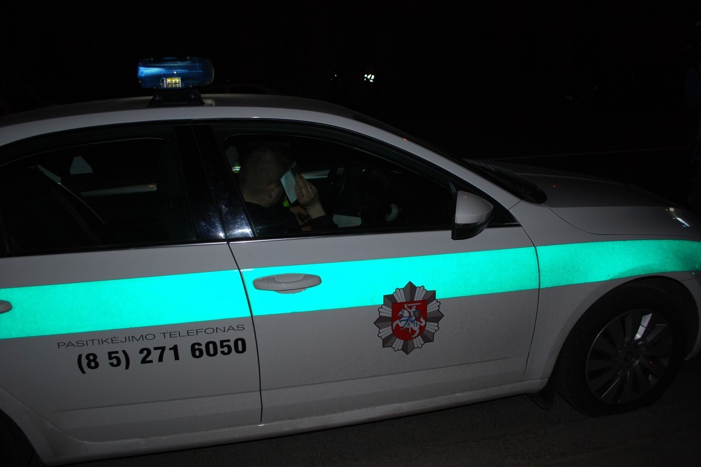Penktadienio naktį sostinėje surengto reido metu įkliuvo girtas policijos pareigūnas.<br>Lrytas.lt nuotr.