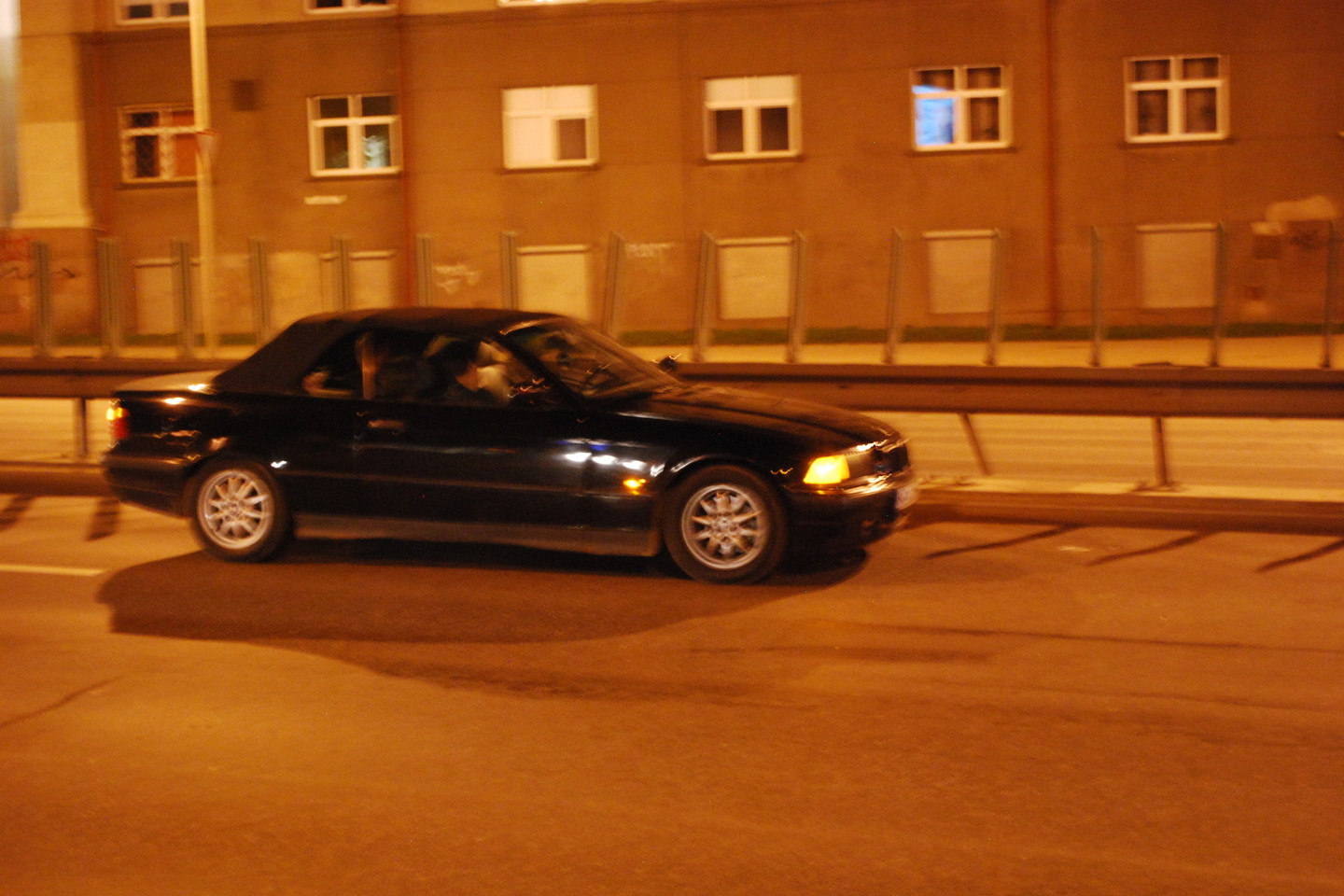 Į šį 3 serijos BMW kabrioletą tilpo septyni žmonės.<br>Lrytas.lt nuotr.