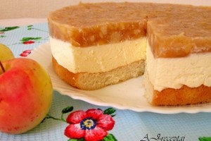 Tortas su varške ir obuoliais – vienas mėgstamiausių