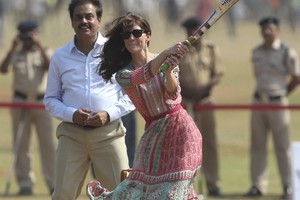 Kembridžo kunigaikštienė kriketą žaidė avėdama aukštakulnius