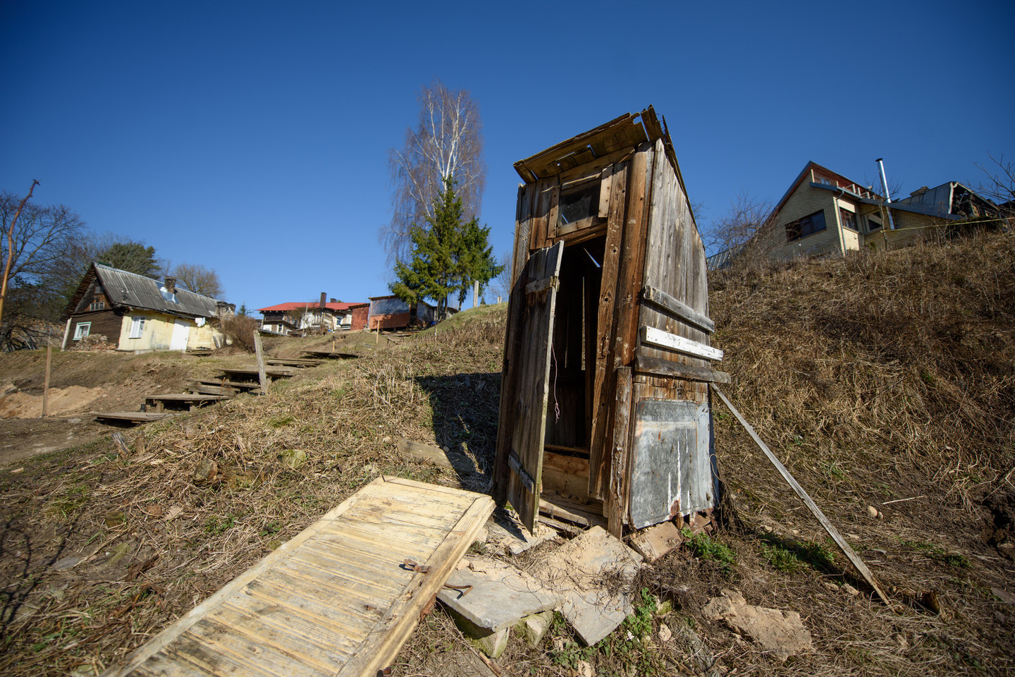 Į Stalių gatvėje nukastą šlaitą nukrypo statybos inspektorių žvilgsniai. Ar statybininkai nepersistengė?<br>D.Umbraso nuotr.