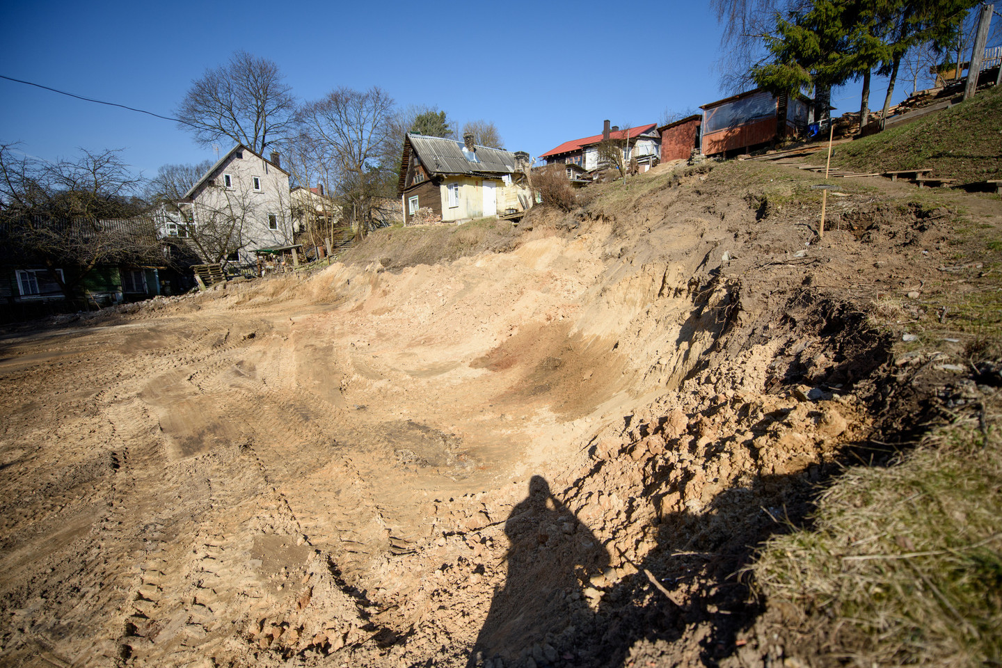 Į Stalių gatvėje nukastą šlaitą nukrypo statybos inspektorių žvilgsniai. Ar statybininkai nepersistengė?<br>D.Umbraso nuotr.