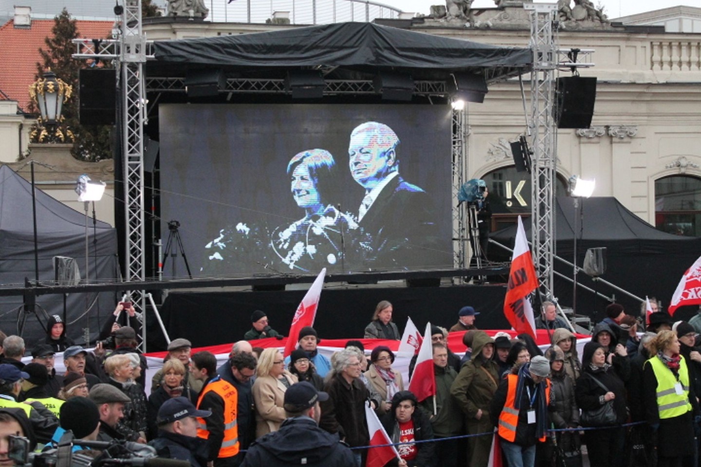 Šeštųjų Smolensko katastrofos metinių minėjimas prasidėjo mitingu prie Prezidento rūmų.