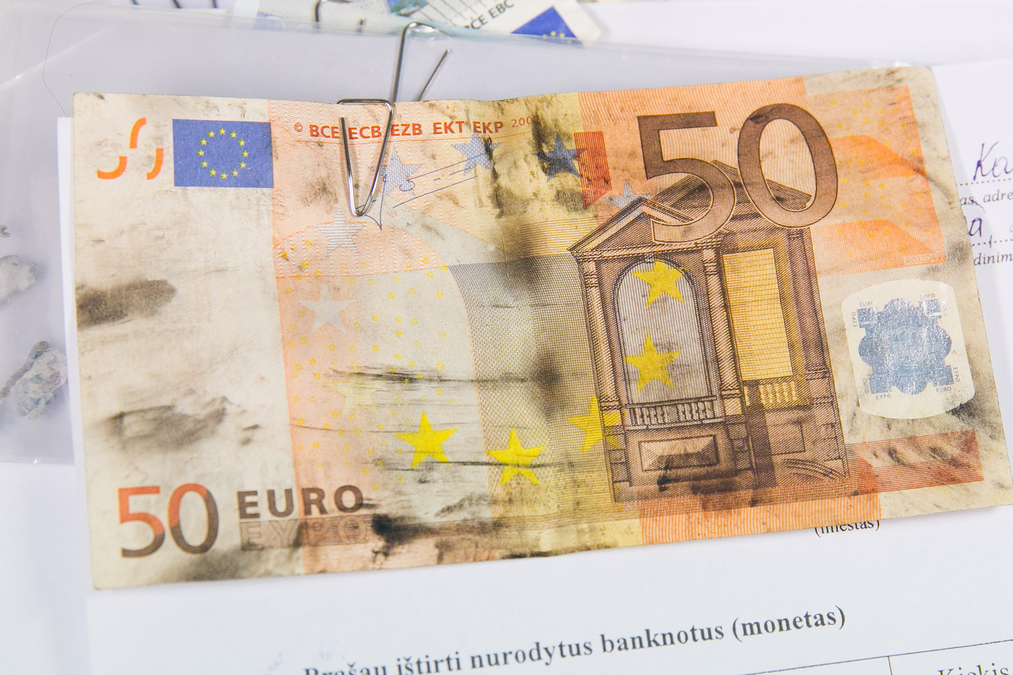 Sūnus tėvą užpuolė dėl 50 eurų.