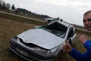 Skaudi avarija Žemaitijoje vaikinui tapo proga pasismaginti