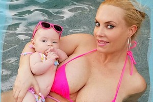 Keturių mėnesių dukrą Coco Austin rengia tarsi paauglę