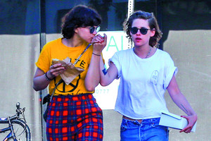 Vyrų nesuprasta aktorė Kristen Stewart puolė į moterų glėbį